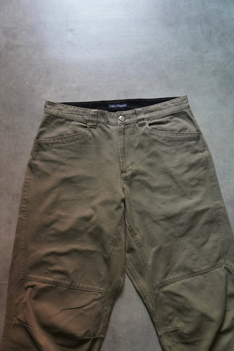 00s ARC’TERYX cropped pants