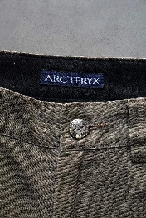 00s ARC’TERYX cropped pants