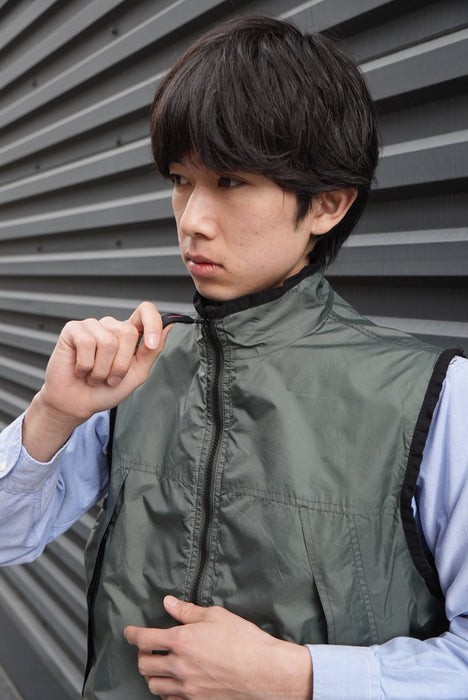 00s GAP nylon tech vest