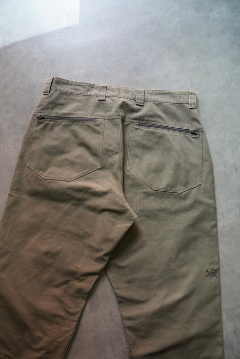 00s ARC’TERYX cropped pants