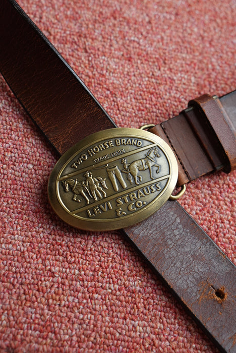 Levi’s logo buckle leather belt