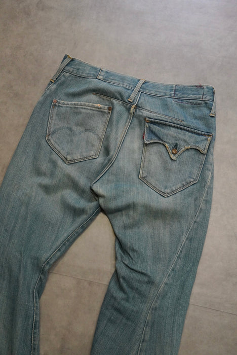 00s Levi's Red drape denim