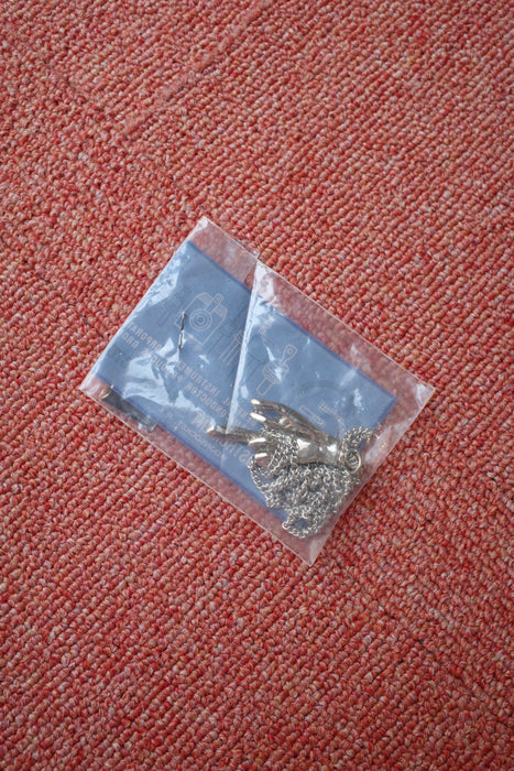 70s silver middle finger necklace